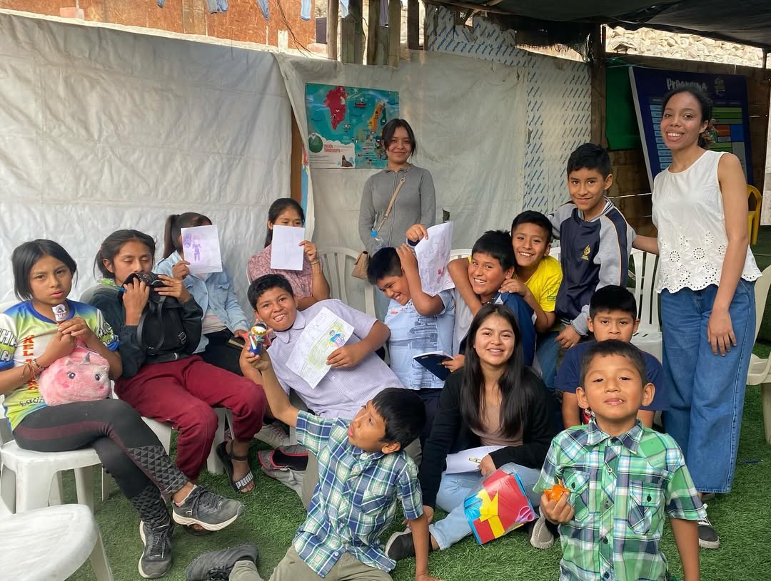 Niños en taller educativo